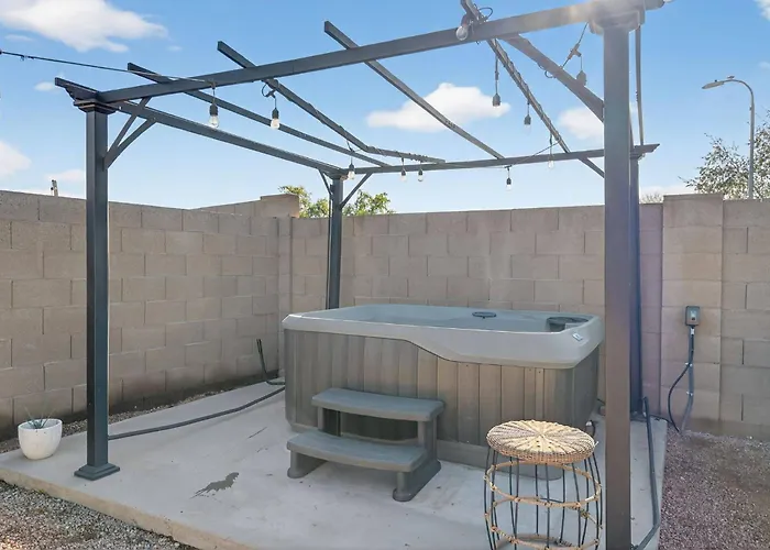Hot Tub Retreat W Firepit And Bbq Mins To Westgate, State Farm Glendale