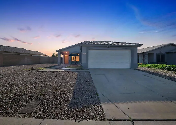 Hot Tub Retreat W Firepit And Bbq Mins To Westgate, State Farm * Glendale