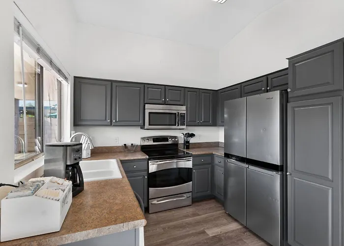Hot Tub Retreat W Firepit And Bbq Mins To Westgate, State Farm *