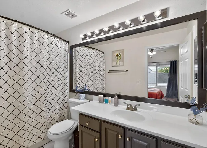 Ferienhaus Hot Tub Retreat W Firepit And Bbq Mins To Westgate, State Farm Glendale